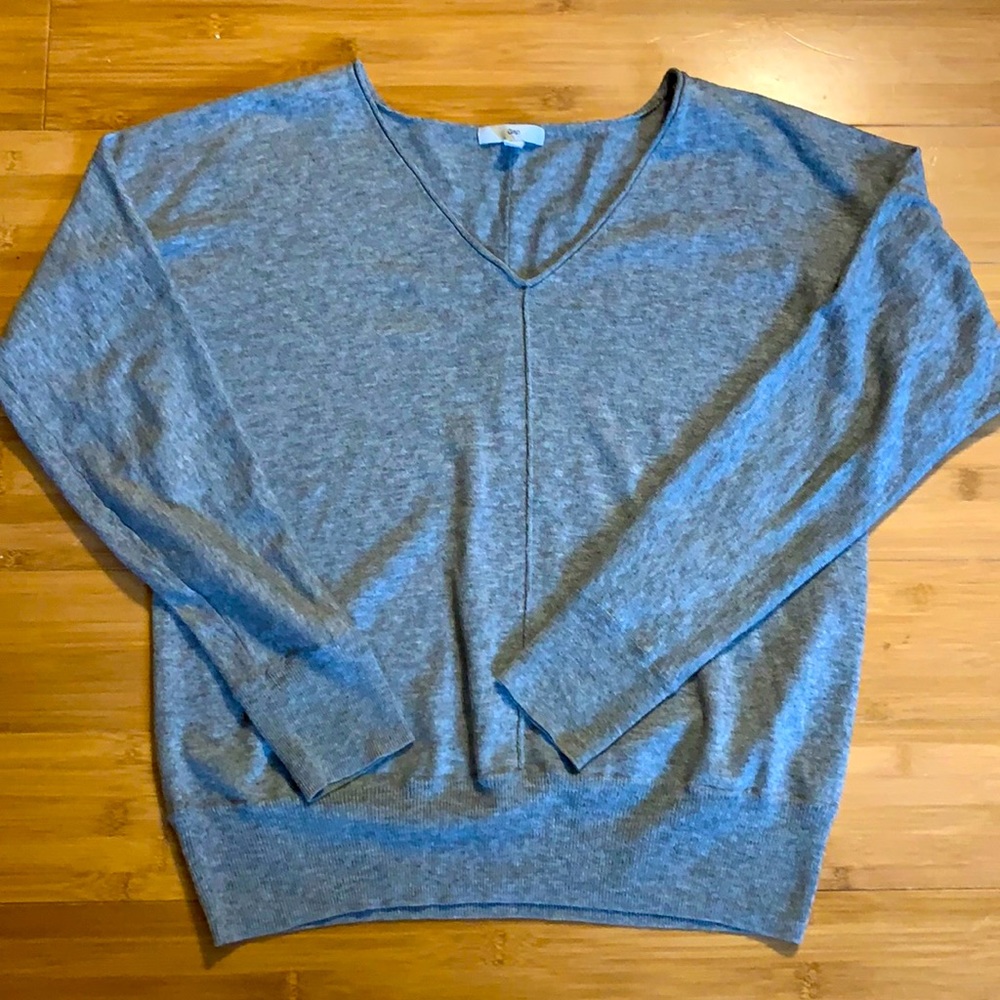 Gap long sleeve V-neck sweater